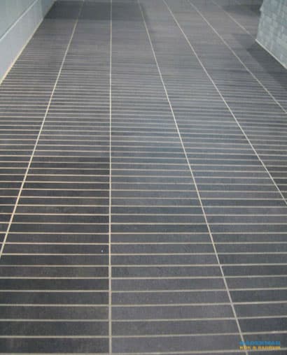 Inkaklat badkar med mosaik