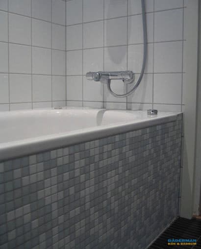 Inkaklat badkar med mosaik