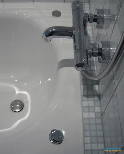 Inkaklat badkar med mosaik