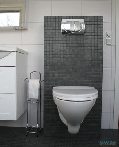 Inkaklat badkar och vägghängd toalett