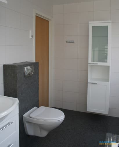 Inkaklat badkar och vägghängd toalett