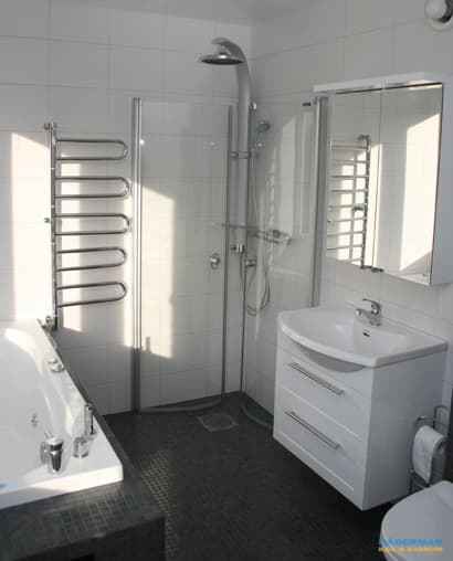 Inkaklat badkar och vägghängd toalett