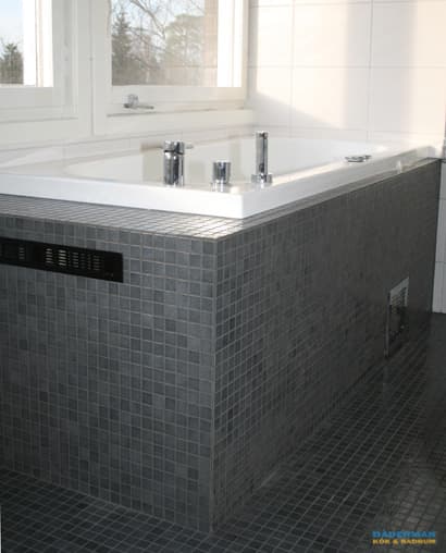 Inkaklat badkar och vägghängd toalett