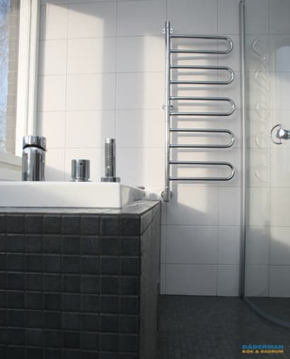 Inkaklat badkar och vägghängd toalett