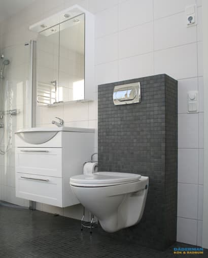 Inkaklat badkar och vägghängd toalett