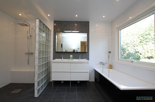 Inspirerande badrum med dubbelhandfat