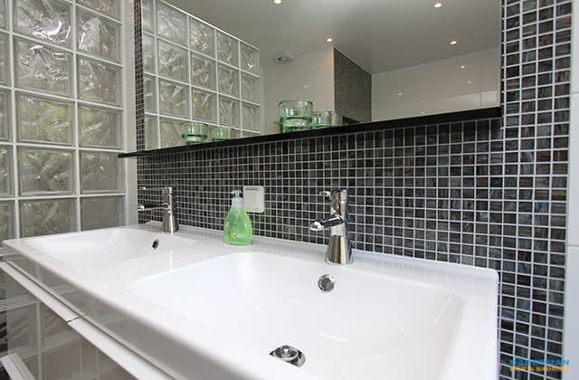 Inspirerande badrum med dubbelhandfat