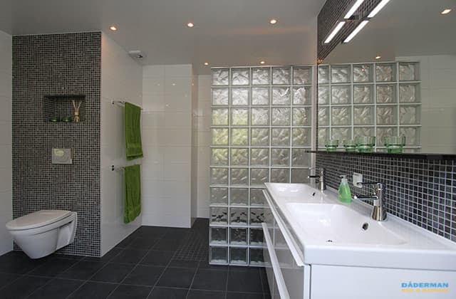 Inspirerande badrum med dubbelhandfat