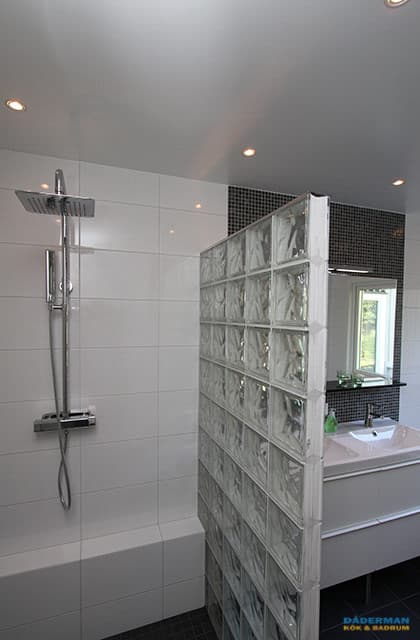 Inspirerande badrum med dubbelhandfat