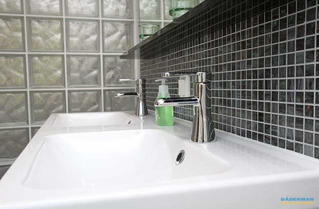 Inspirerande badrum med dubbelhandfat