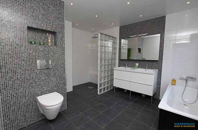 Inspirerande badrum med dubbelhandfat