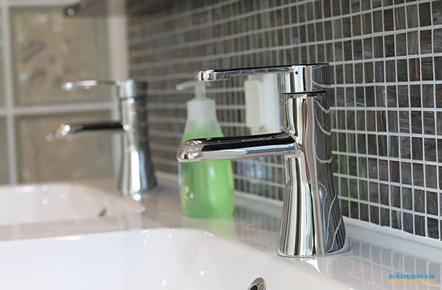 Inspirerande badrum med dubbelhandfat