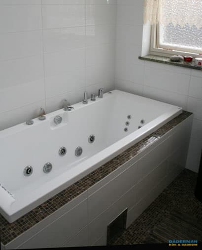 Jacuzzi med brun mosaik