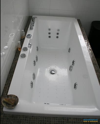 Jacuzzi med brun mosaik