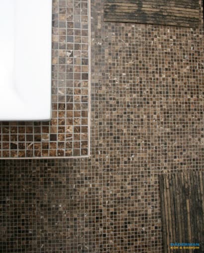 Jacuzzi med brun mosaik