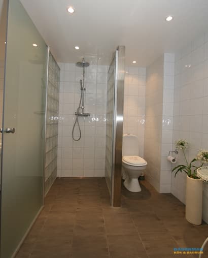 Källarbadrum med badkar och dusch