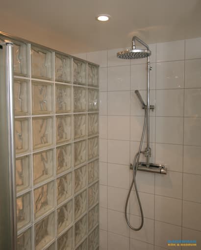 Källarbadrum med badkar och dusch