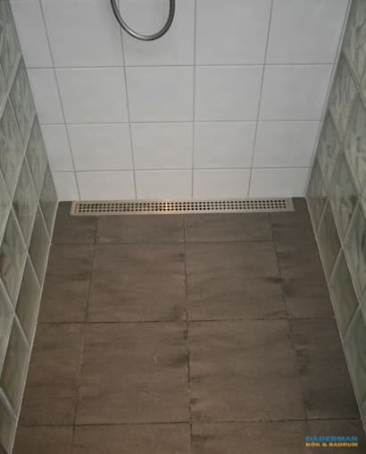 Källarbadrum med badkar och dusch