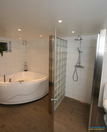 Källarbadrum med badkar och dusch