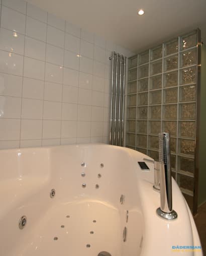 Källarbadrum med badkar och dusch