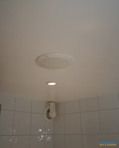 Källarbadrum med badkar och dusch