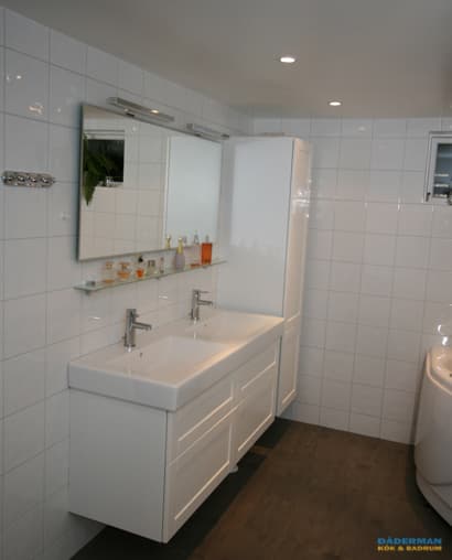 Källarbadrum med badkar och dusch