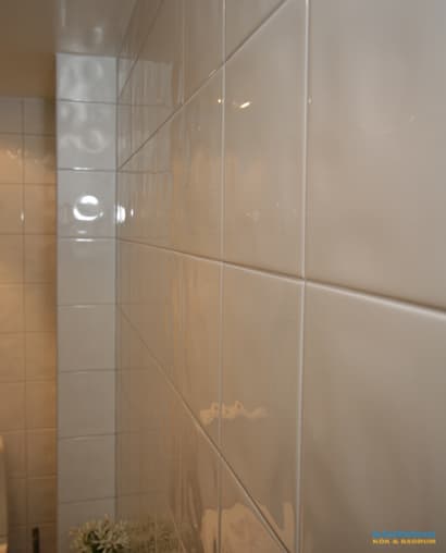 Källarbadrum med badkar och dusch