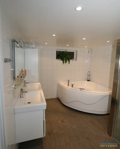 Källarbadrum med badkar och dusch