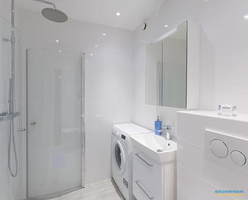 Ljust badrum och tvättstuga