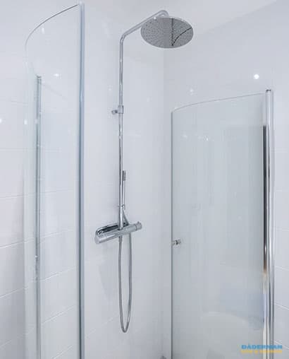 Ljust badrum och tvättstuga