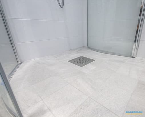 Ljust badrum och tvättstuga