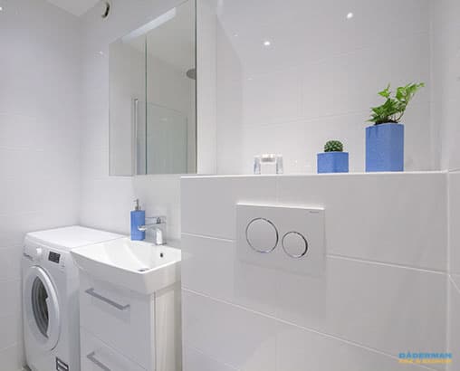 Ljust badrum och tvättstuga