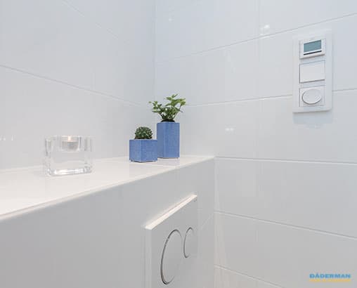 Ljust badrum och tvättstuga