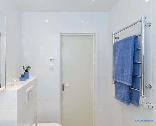 Ljust badrum och tvättstuga