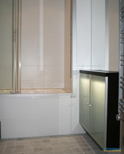 Litet badrum med dusch och badkar