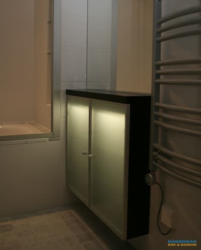 Litet badrum med dusch och badkar