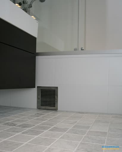 Litet badrum med dusch och badkar