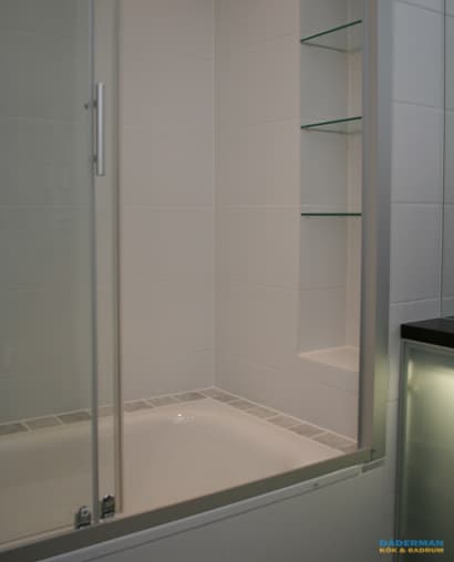 Litet badrum med dusch och badkar