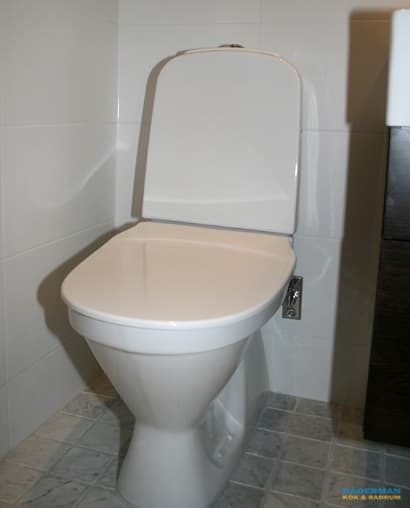 Litet badrum med dusch och badkar