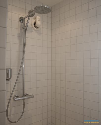 Litet badrum med exklusiva detaljer