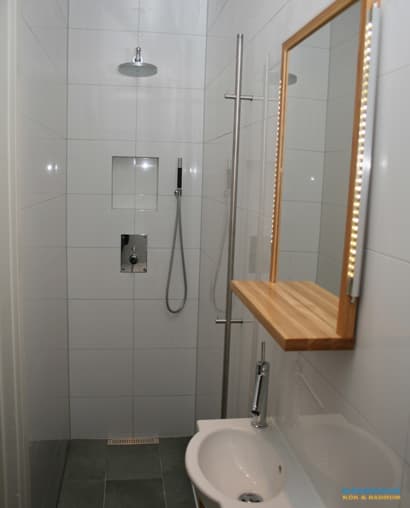 Litet badrum med inbyggd blandare