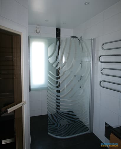 Lyxigt badrum med bastu