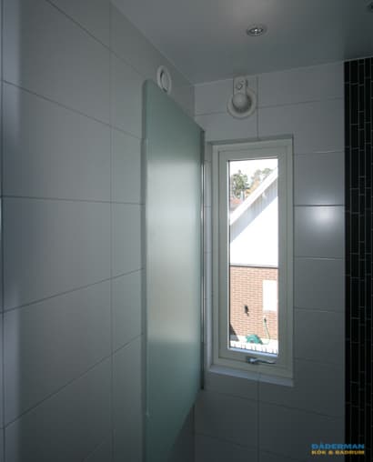 Lyxigt badrum med bastu