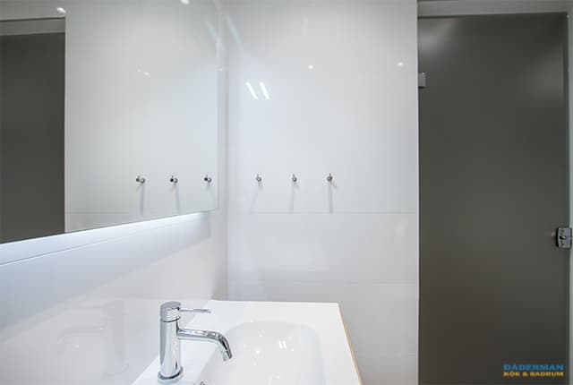 Modernt badrum med hemmaspa