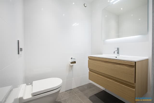 Modernt badrum med hemmaspa