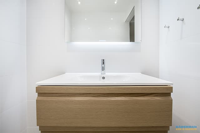 Modernt badrum med hemmaspa