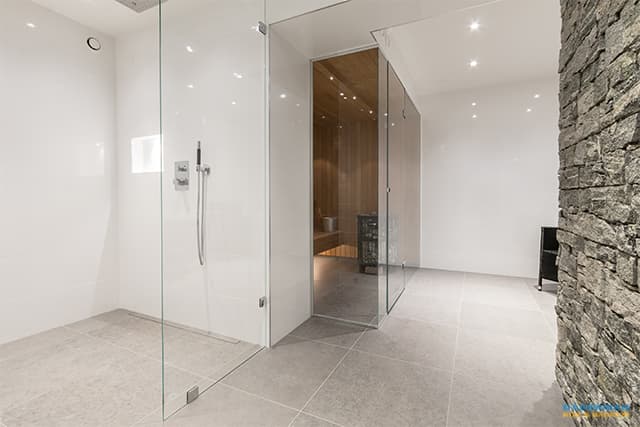 Modernt badrum med hemmaspa