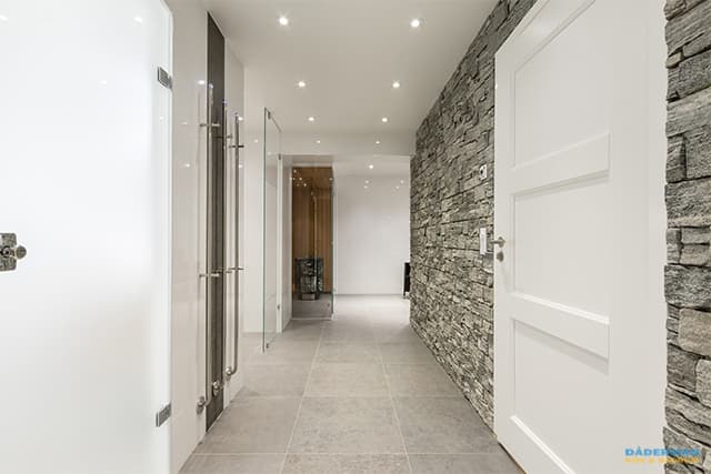 Modernt badrum med hemmaspa