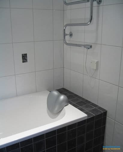 Modernt badrum med retro inslag