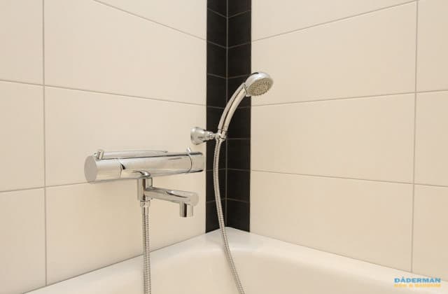 Modernt badrum med svart badkar